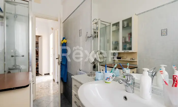 Rexer-Genova-Ampio-Appartamento-con-Balconi-e-Cantina-in-Zona-Tranquilla-Altro