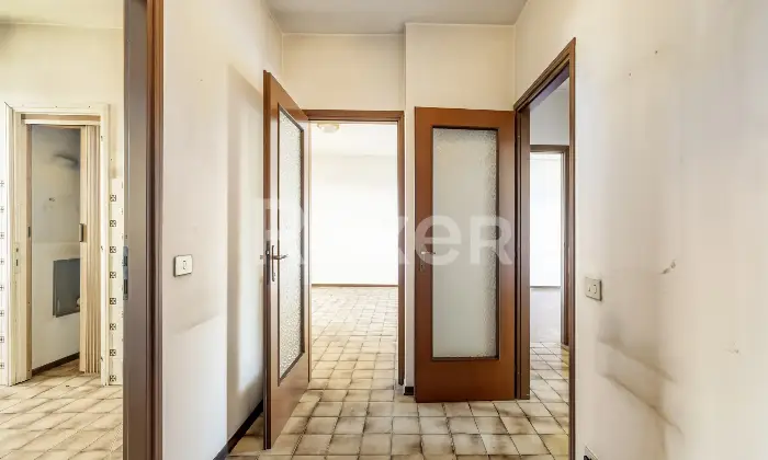 Rexer-SESTO-CALENDE-Ampio-trilocale-con-box-auto-e-vista-aperta-verso-le-montagne-Altro