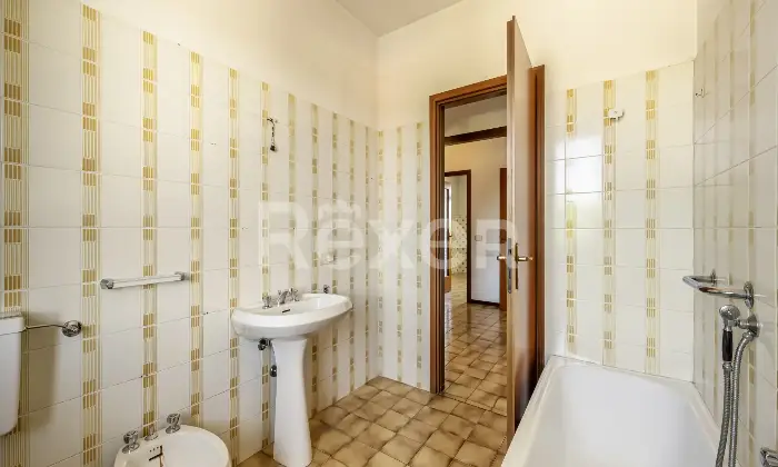 Rexer-SESTO-CALENDE-Ampio-trilocale-con-box-auto-e-vista-aperta-verso-le-montagne-Altro