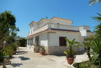 Rexer-Giovinazzo-Vendesi-VILLA-sul-mare-in-Via-Bari-a-Giovinazzo-Giardino