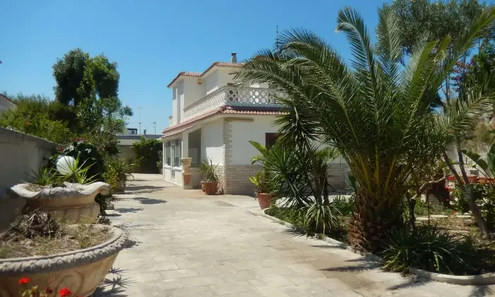 Rexer-Giovinazzo-Vendesi-VILLA-sul-mare-in-Via-Bari-a-Giovinazzo-Giardino