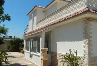 Rexer-Giovinazzo-Vendesi-VILLA-sul-mare-in-Via-Bari-a-Giovinazzo-Giardino