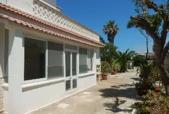 Rexer-Giovinazzo-Vendesi-VILLA-sul-mare-in-Via-Bari-a-Giovinazzo-Giardino