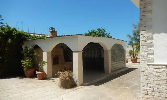 Rexer-Giovinazzo-Vendesi-VILLA-sul-mare-in-Via-Bari-a-Giovinazzo-Giardino