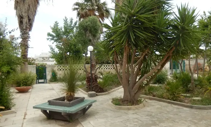 Rexer-Giovinazzo-Vendesi-VILLA-sul-mare-in-Via-Bari-a-Giovinazzo-Giardino