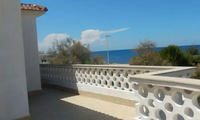 Rexer-Giovinazzo-Vendesi-VILLA-sul-mare-in-Via-Bari-a-Giovinazzo-Giardino