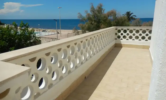 Rexer-Giovinazzo-Vendesi-VILLA-sul-mare-in-Via-Bari-a-Giovinazzo-Giardino