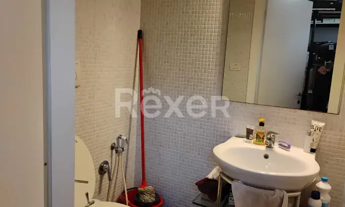 Rexer-Roma-Locale-luminoso-con-tre-vetrine-Altro