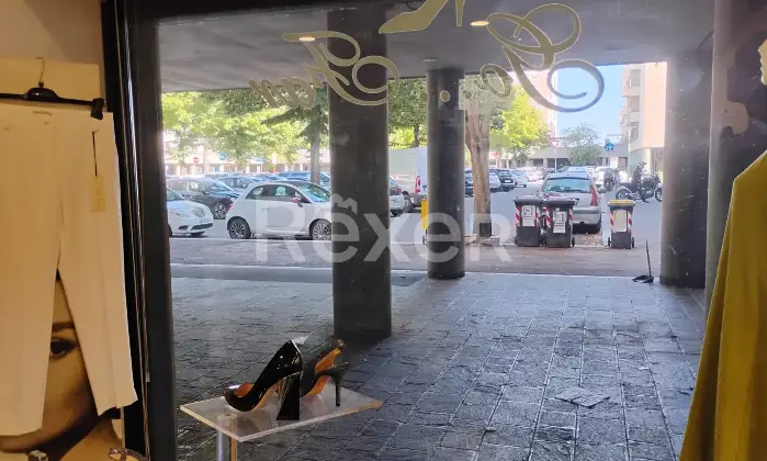 Rexer-Roma-Locale-luminoso-con-tre-vetrine-Altro