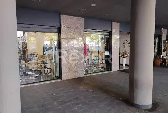 Rexer-Roma-Locale-luminoso-con-tre-vetrine-Altro
