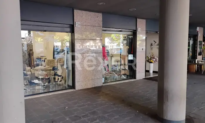 Rexer-Roma-Locale-luminoso-con-tre-vetrine-Altro