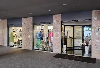 Rexer-Roma-Locale-luminoso-con-tre-vetrine-Altro