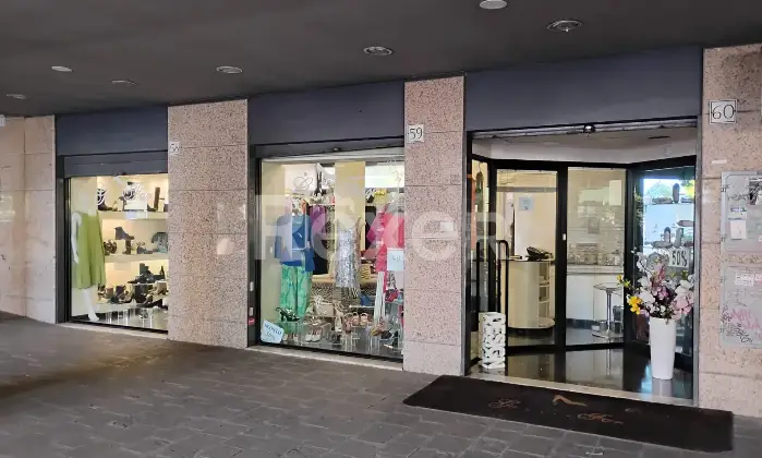 Rexer-Roma-Locale-luminoso-con-tre-vetrine-Altro