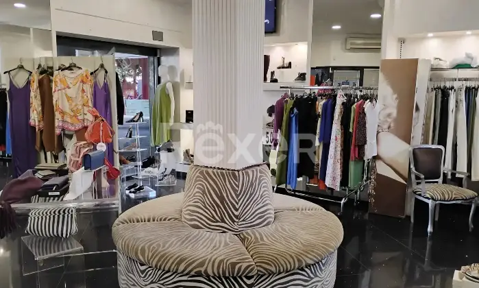 Rexer-Roma-Locale-luminoso-con-tre-vetrine-Altro