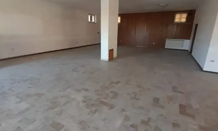 Rexer-Villa-Zaccheopetriccione-Ampio-locale-commerciale-con-vetrine-su-strada-Villa-Zaccheo-Castellalto-Altro