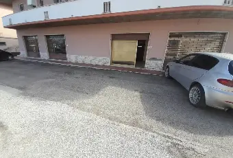 Rexer-Villa-Zaccheopetriccione-Ampio-locale-commerciale-con-vetrine-su-strada-Villa-Zaccheo-Castellalto-Altro