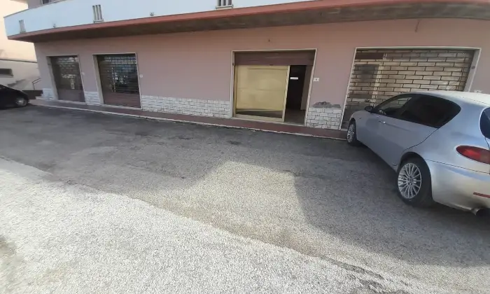 Rexer-Villa-Zaccheopetriccione-Ampio-locale-commerciale-con-vetrine-su-strada-Villa-Zaccheo-Castellalto-Altro