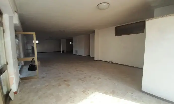 Rexer-Villa-Zaccheopetriccione-Ampio-locale-commerciale-con-vetrine-su-strada-Villa-Zaccheo-Castellalto-Altro