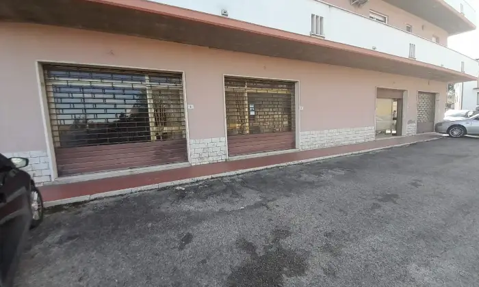 Rexer-Villa-Zaccheopetriccione-Ampio-locale-commerciale-con-vetrine-su-strada-Villa-Zaccheo-Castellalto-Altro