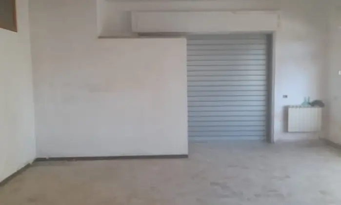 Rexer-Villa-Zaccheopetriccione-Ampio-locale-commerciale-con-vetrine-su-strada-Villa-Zaccheo-Castellalto-Altro