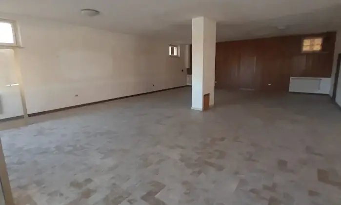 Rexer-Villa-Zaccheopetriccione-Ampio-locale-commerciale-con-vetrine-su-strada-Villa-Zaccheo-Castellalto-Altro