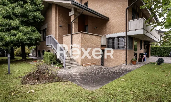 Rexer-Cadoneghe-Villa-singola-su-lotto-di-Mq-in-ottimo-stato-conservativo-con-parco-piantumato-bellissima-taverna-terrazze-e-garage-doppio-Altro