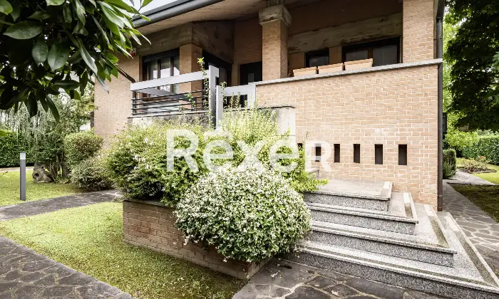 Rexer-Cadoneghe-Villa-singola-su-lotto-di-Mq-in-ottimo-stato-conservativo-con-parco-piantumato-bellissima-taverna-terrazze-e-garage-doppio-Altro