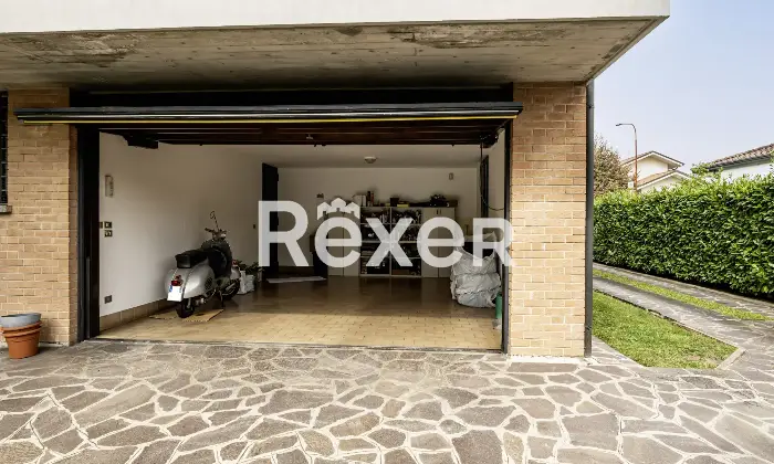 Rexer-Cadoneghe-Villa-singola-su-lotto-di-Mq-in-ottimo-stato-conservativo-con-parco-piantumato-bellissima-taverna-terrazze-e-garage-doppio-Altro