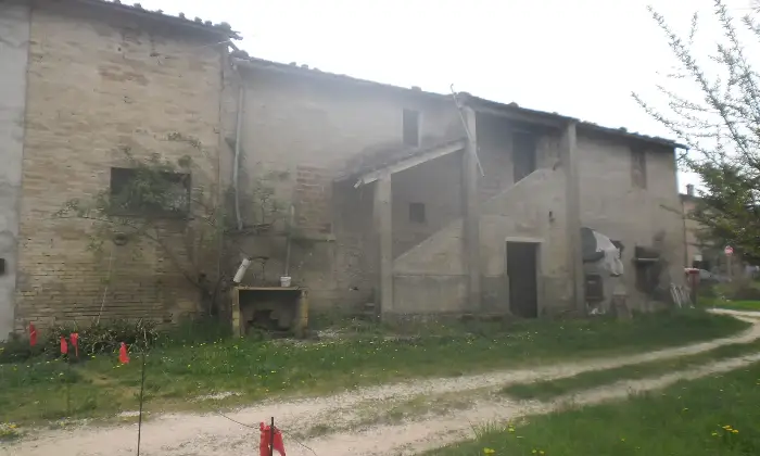 Rexer-SantAngelo-in-Vado-Vendesi-casale-da-Ristrutturare-Giardino