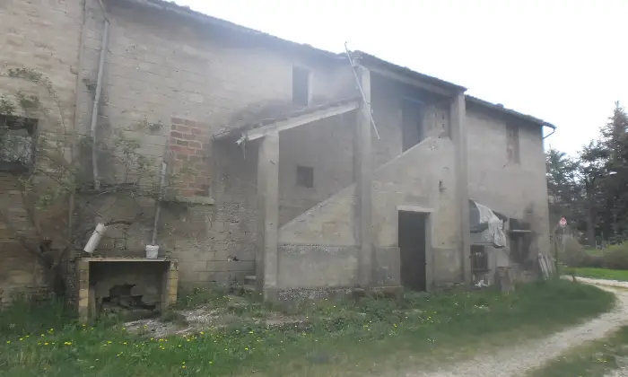 Rexer-SantAngelo-in-Vado-Vendesi-casale-da-Ristrutturare-Giardino