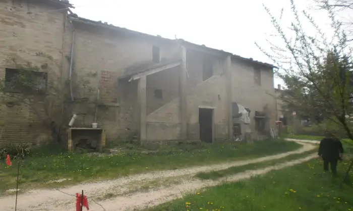 Rexer-SantAngelo-in-Vado-Vendesi-casale-da-Ristrutturare-Giardino