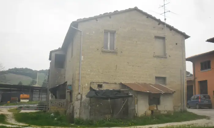 Rexer-SantAngelo-in-Vado-Vendesi-casale-da-Ristrutturare-Giardino