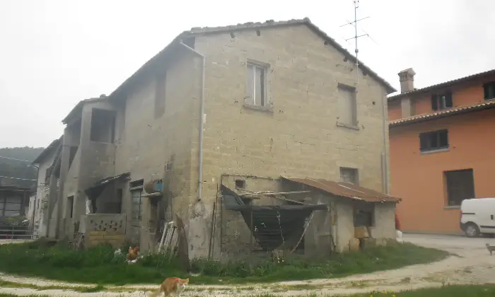 Rexer-SantAngelo-in-Vado-Vendesi-casale-da-Ristrutturare-Garage
