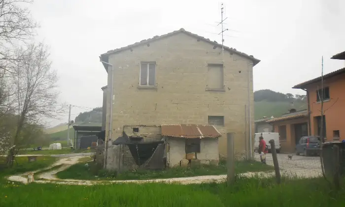Rexer-SantAngelo-in-Vado-Vendesi-casale-da-Ristrutturare-Giardino