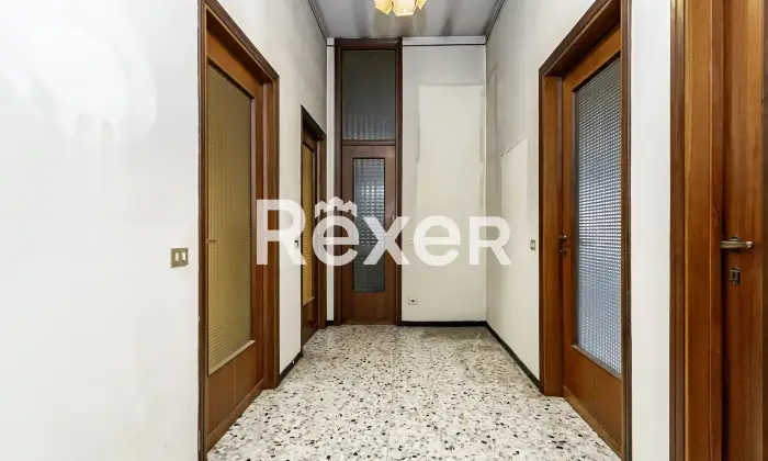 Rexer-Giussano-Quadrilocale-semindipendente-con-box-Altro