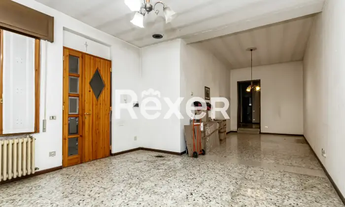 Rexer-Giussano-Quadrilocale-semindipendente-con-box-Altro