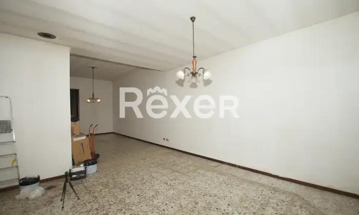 Rexer-Giussano-Quadrilocale-semindipendente-con-box-Altro