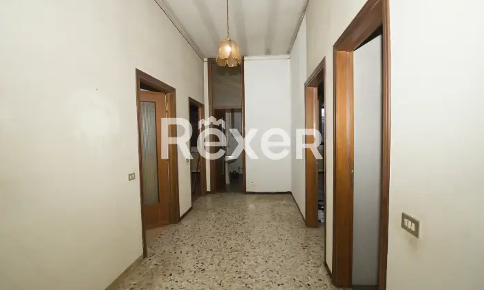 Rexer-Giussano-Quadrilocale-semindipendente-con-box-Altro