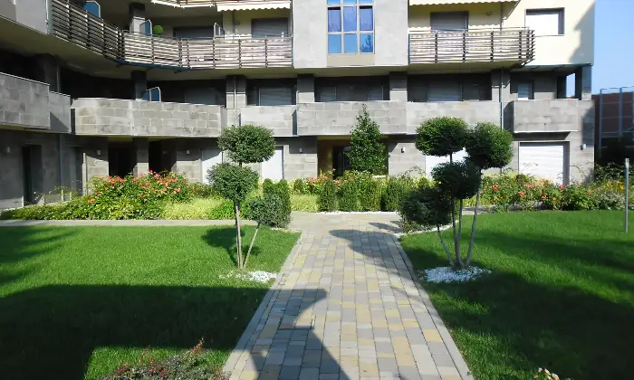 Rexer-Alessandria-Monovano-arredato-in-edificio-di-prestigio-e-pregio-architettonico-Giardino