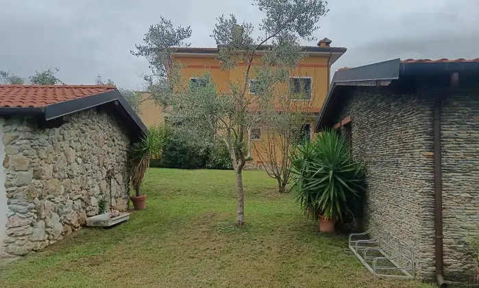 Rexer-Carrara-Villa-esclusiva-a-Fossone-spazi-ampi-finiture-di-lusso-e-grande-giardino-privato-Altro