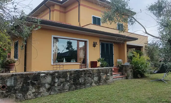 Rexer-Carrara-Villa-esclusiva-a-Fossone-spazi-ampi-finiture-di-lusso-e-grande-giardino-privato-Altro