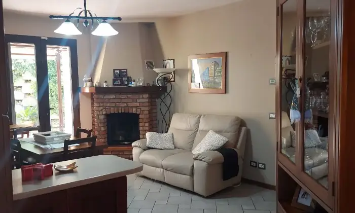 Rexer-Monte-Grimano-Terme-Appartamento-con-giardino-garage-e-camino-Libero-da-subito-Soggiorno