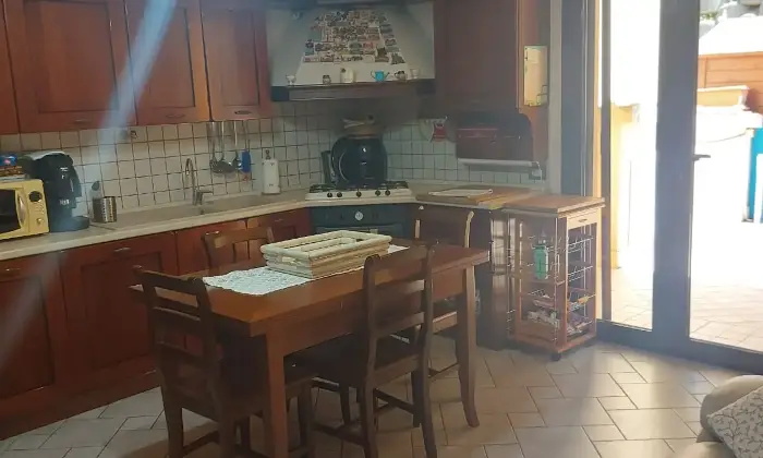 Rexer-Monte-Grimano-Terme-Appartamento-con-giardino-garage-e-camino-Libero-da-subito-Cucina