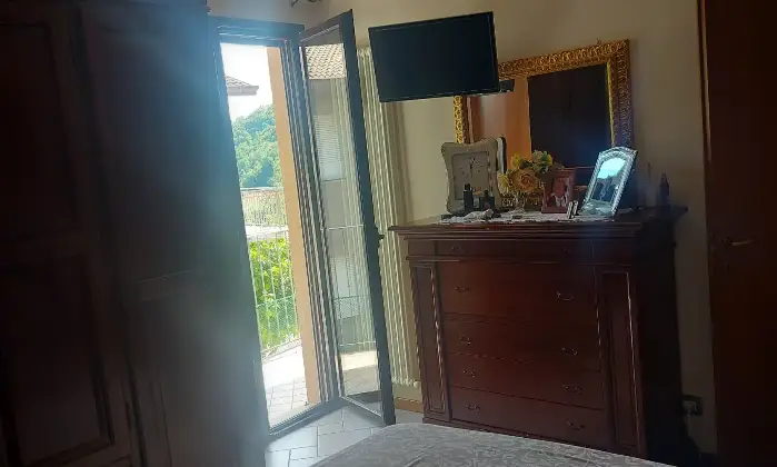 Rexer-Monte-Grimano-Terme-Appartamento-con-giardino-garage-e-camino-Libero-da-subito-Camera-da-letto-matrimoniale