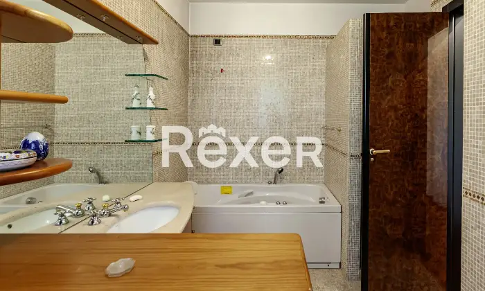 Rexer-Villa-Guardia-Villa-depoca-con-giardino-Altro