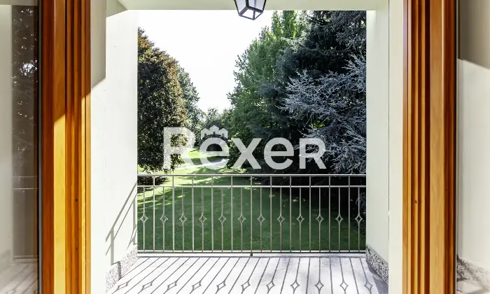 Rexer-Villa-Guardia-Villa-depoca-con-giardino-Altro