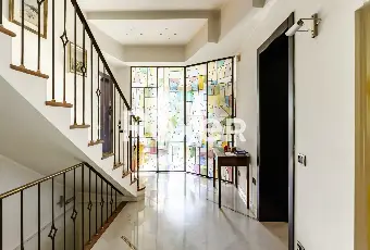 Rexer-Villa-Guardia-Villa-depoca-con-giardino-Altro