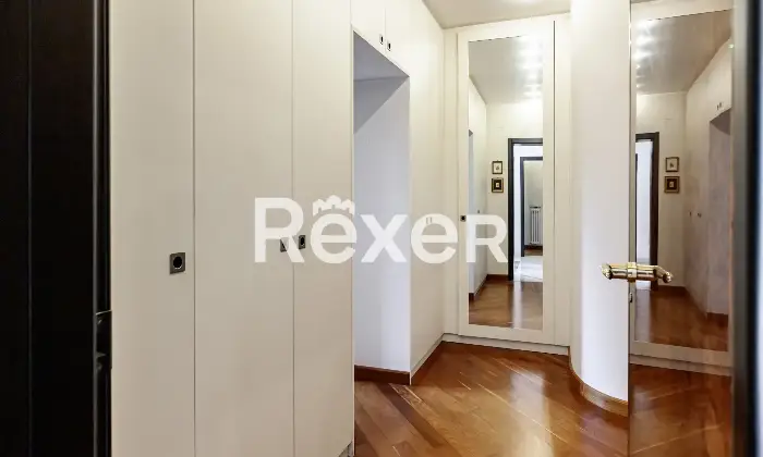 Rexer-Villa-Guardia-Villa-depoca-con-giardino-Altro