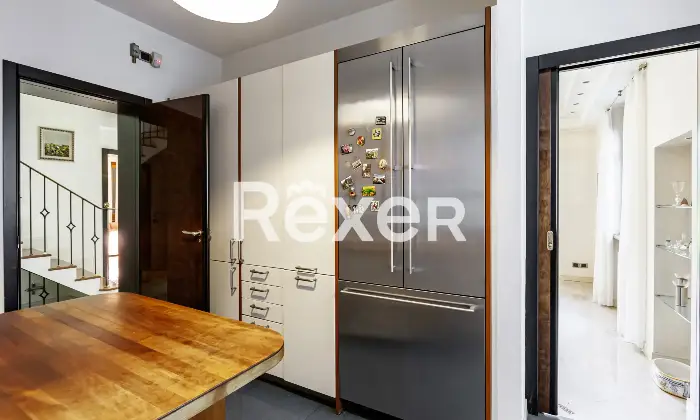 Rexer-Villa-Guardia-Villa-depoca-con-giardino-Altro