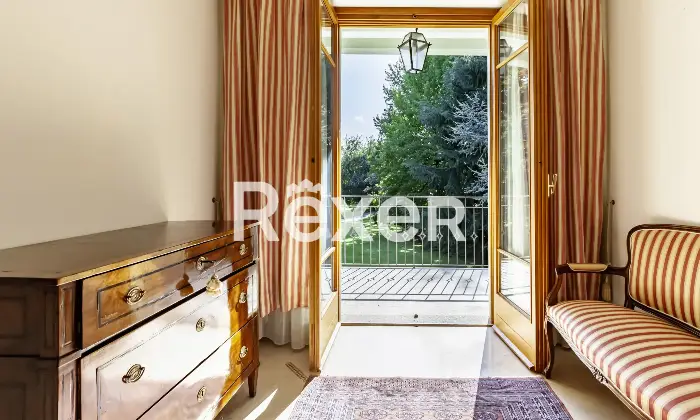 Rexer-Villa-Guardia-Villa-depoca-con-giardino-Altro